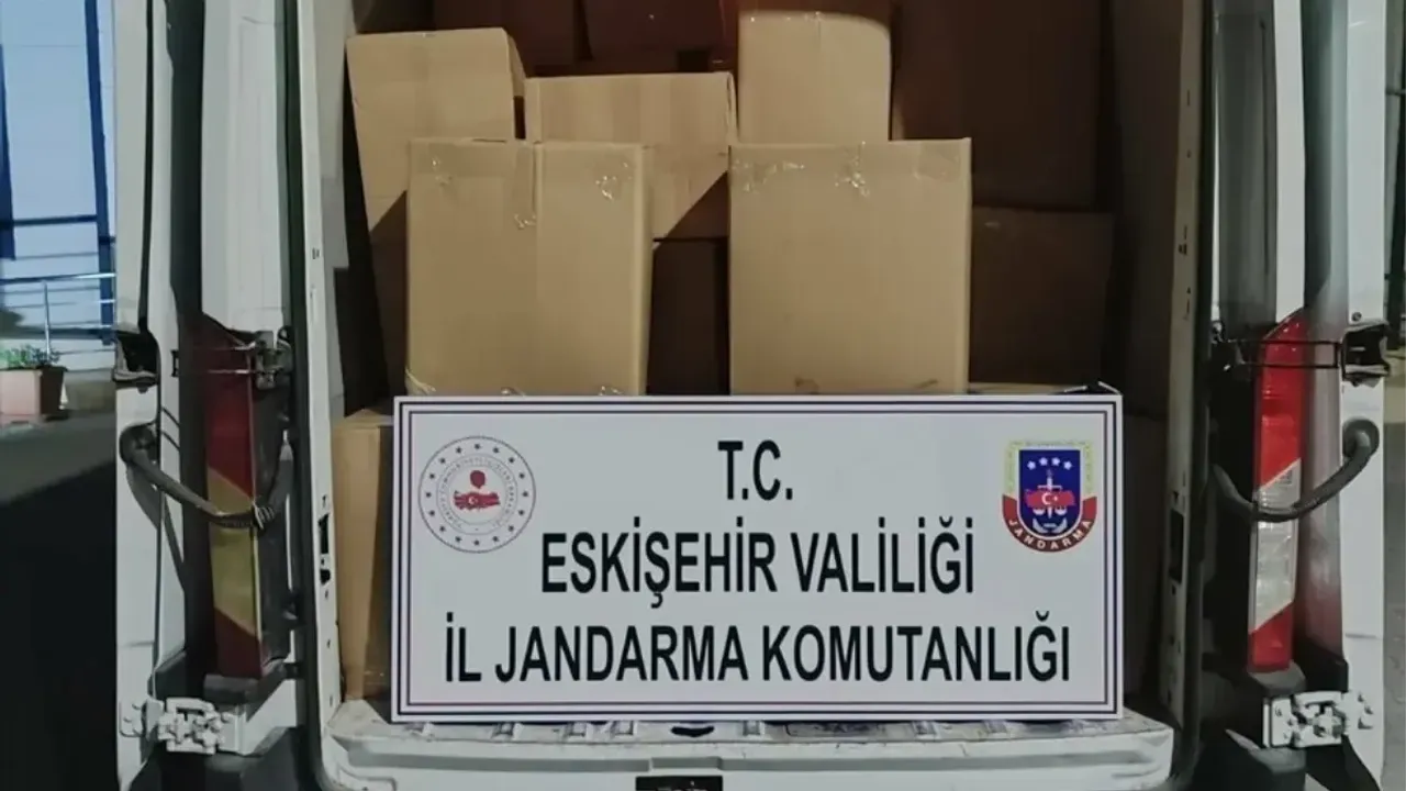 Eskişehir’de Minibüs ve Depoda 1 Tonu Aşan Kaçak Tütün Yakalandı