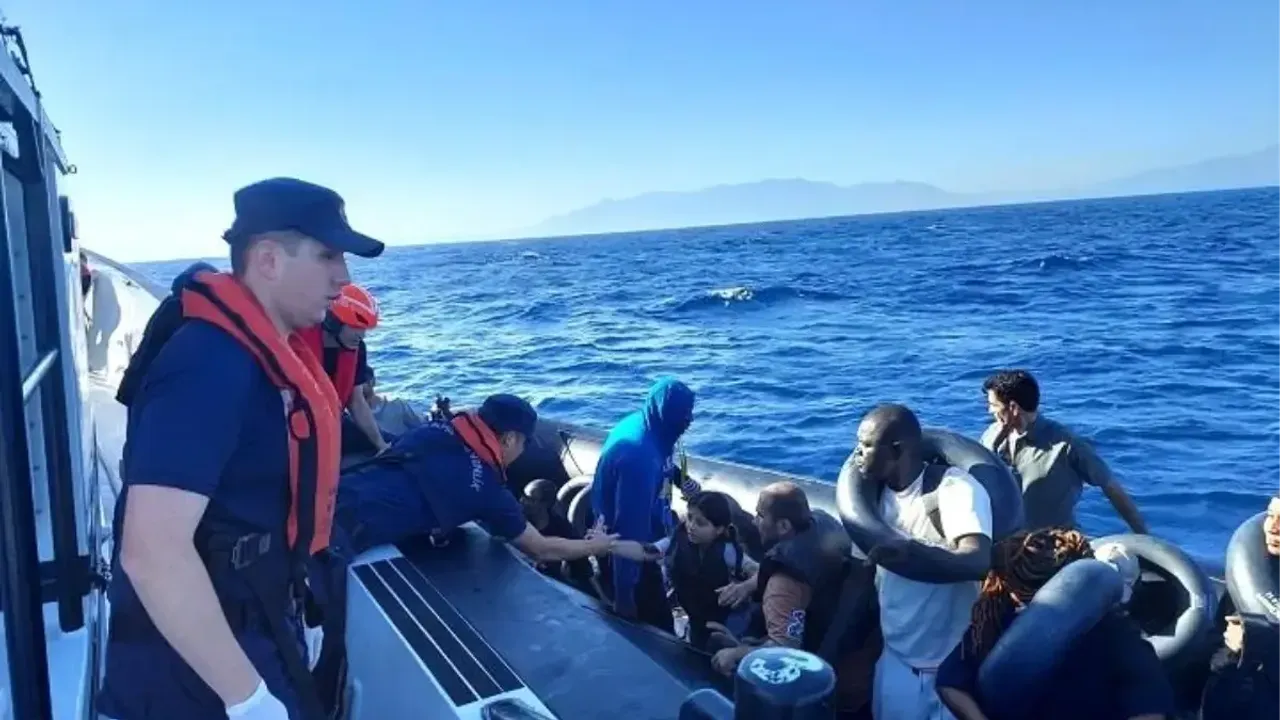 İzmir açıklarında 137 düzensiz göçmen kurtarıldı ve yakalandı