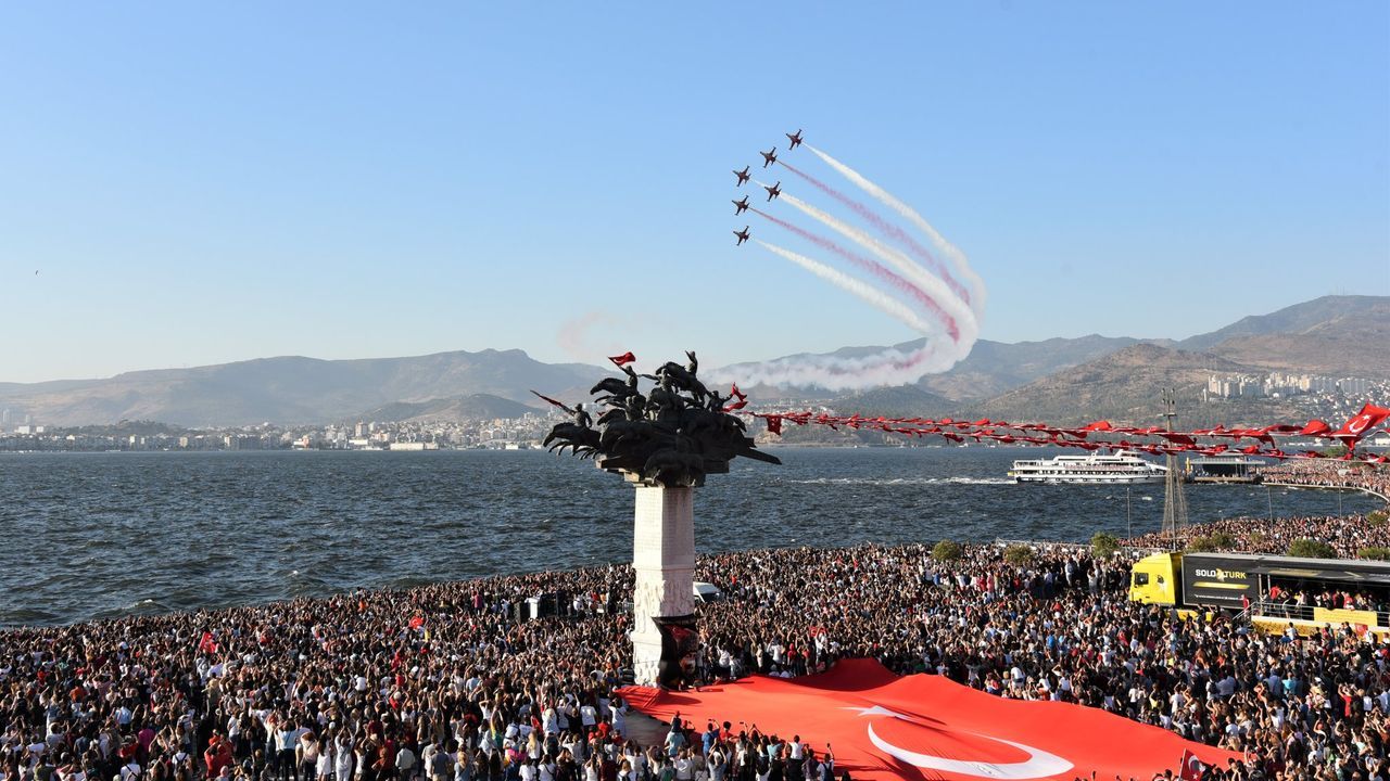 Türk Yıldızları ve Solo Türk Gösterileri İzmir Semalarında