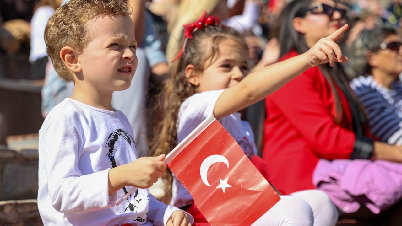 Buca'lı miniklerden duygu dolu kutlama
