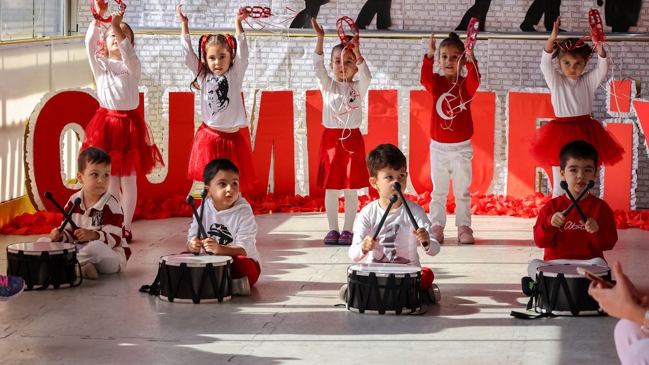 Efeler'in minik öğrencileri Cumhuriyet'i kutladı