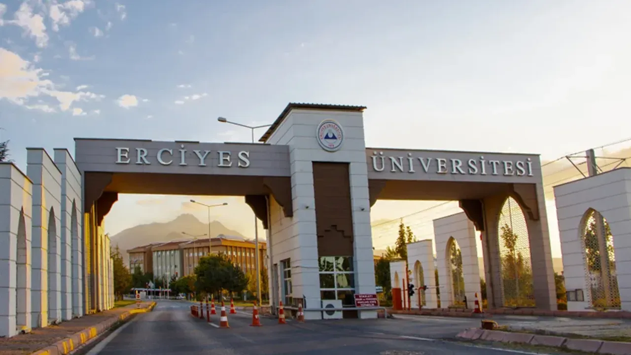 Erciyes'te öğrenciler rektörün istifasını istedi!