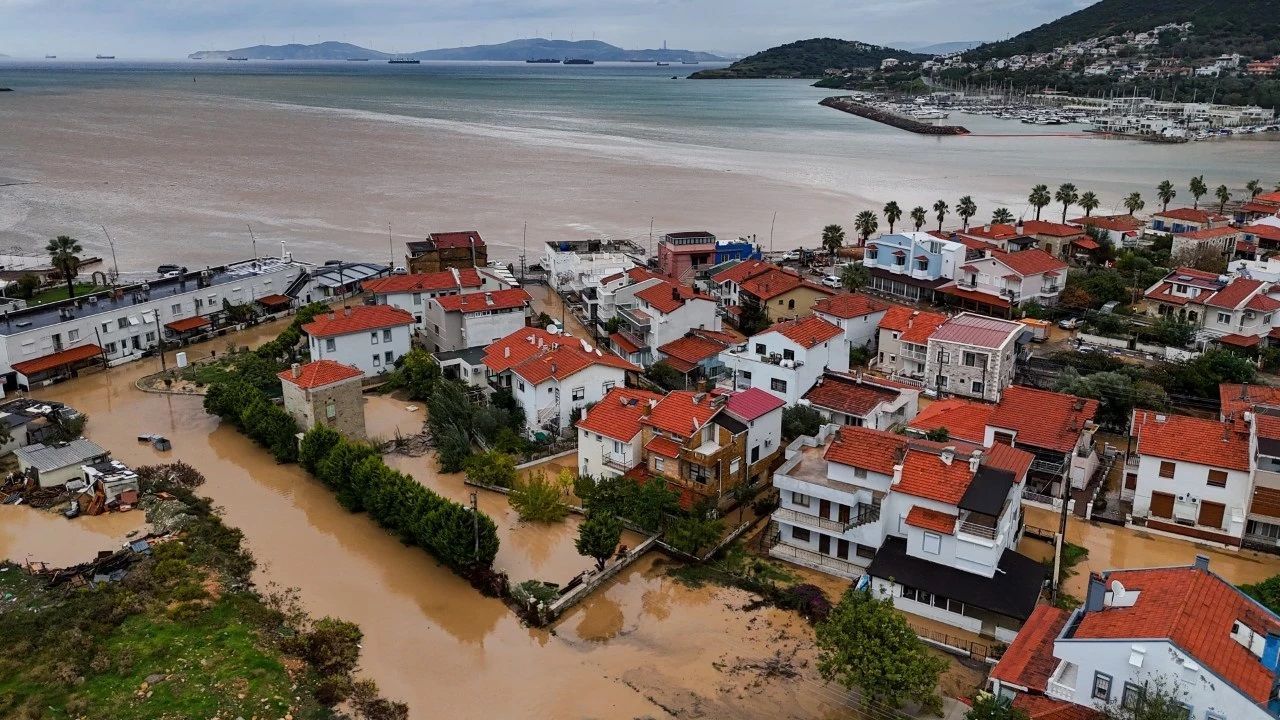 Foça'da selden etkilenenlere nakdi yardım