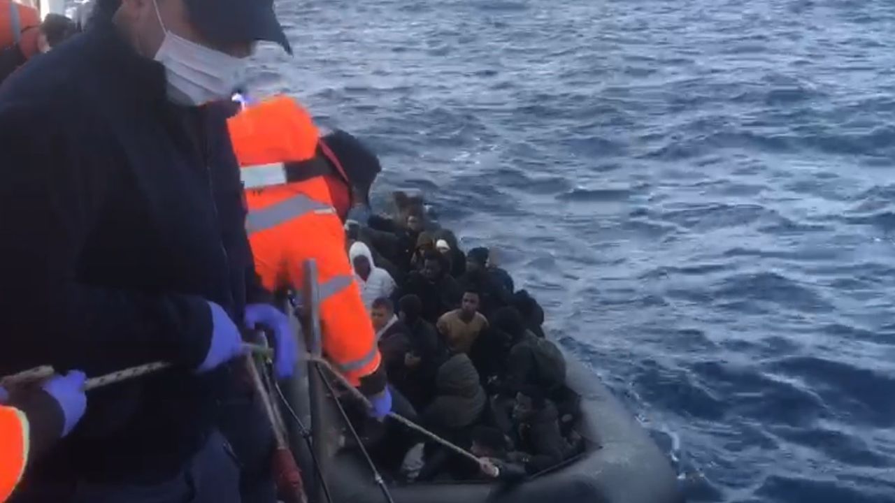 İzmir açıklarında 86 göçmen yakalandı