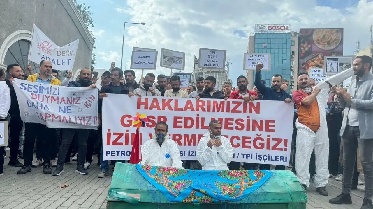 İzmir'de işçilerden tabutlu eylem!