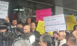 Bostanlı pazaryeri'nde pazarcılardan belediye önünde eylem