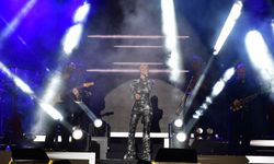 Derya Uluğ Lüleburgaz'da sahnede büyüledi