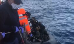 İzmir açıklarında 86 göçmen yakalandı