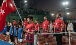 Kuşadası'nda Cumhuriyet coşkusu kortlara taşındı