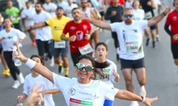 Karşıyaka'da binlerce kişi Ata'dan Ana'ya koştu