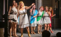 Kuşadası'nda perde 'Kadınların Savaşı' i̇le açıldı