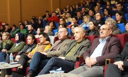 Turgutlu Belediyesi tiyatro ekibi performansıyla büyük beğeni topladı