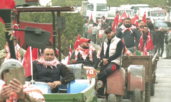 Gümüldür'de mandalina üreticilerinden traktörlü konvoy