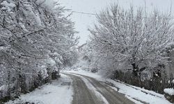 İzmir'in zirvesine mevsimin ilk karı düştü