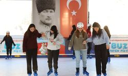 Muğla'da Yeni Yıl Coşkusu Buz Paten Pistiyle Başladı
