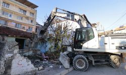 Konak'ta metruk bina yıkımları sürüyor