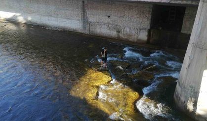 Çaya düşen topunu almak isterken mahsur kalan çocuğu itfaiye kurtardı