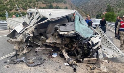 Gümüşhane-Trabzon yolunda kamyonet bariyerlere çarptı: 1 ölü, 3 yaralı