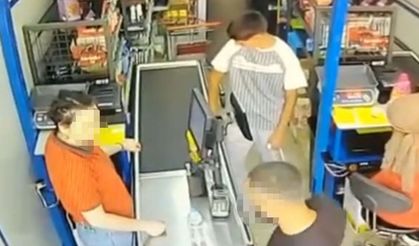 Marketin kadın kasiyerine yumruklu saldırı kamerada