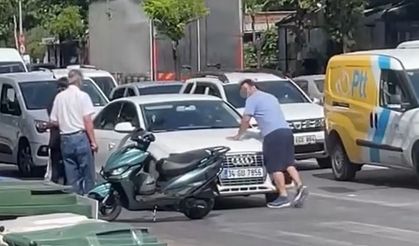 Yol verme tartışmasında aracın önünü kesti, sileceği kırıp cama yumruk attı
