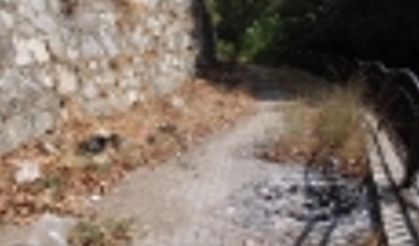 Efeler Belediyesi Pınarbaşı alt yolunu unuttu, yol çöplüğe döndü