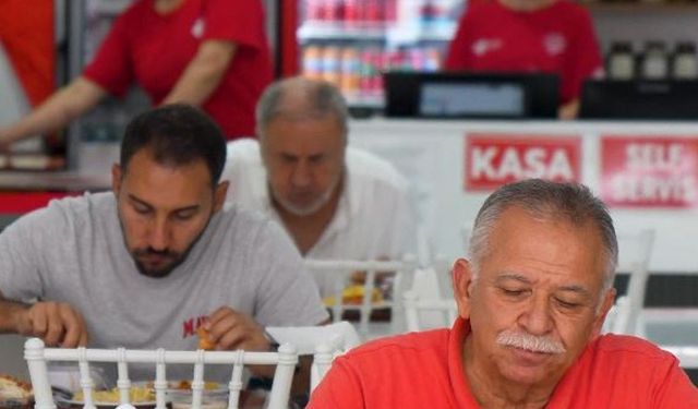 Efeler'de dayanışmanın adresi: Kent Lokantası'nda askıda yemek başladı