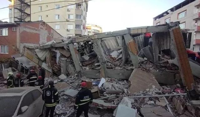 Enkaz başında 12. saat: Anne ve baba aranıyor