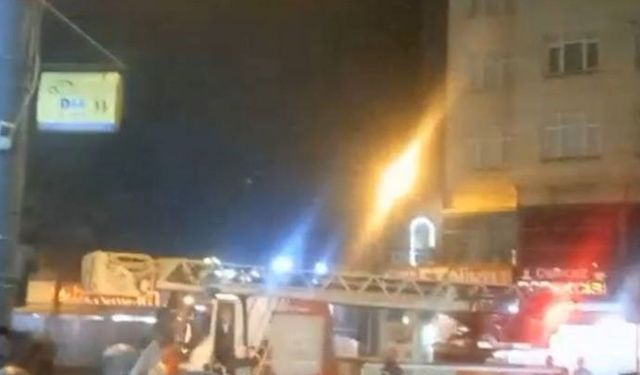 Gebze'de bir binada çatırtı sesleri, itfaiye binayı tahliye ediyor
