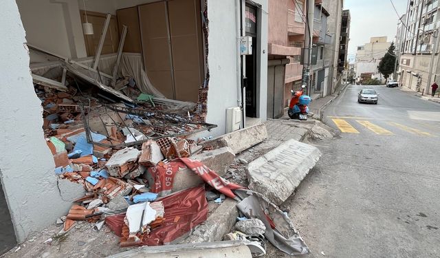 İzmir'de freni boşalan kamyon evin dairesine girdi!