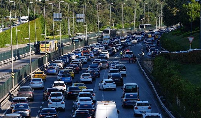 İzmir'de trafik durma noktasında..15 Ekim trafik raporu