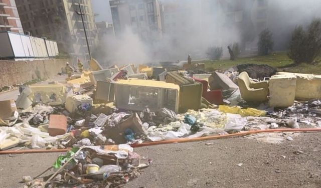Örnekköy'de kablo ve hurda yangınına hızlı müdahale