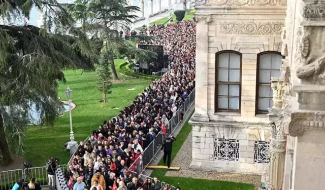 Binlerce vatandaş Dolmabahçe Sarayı'nda
