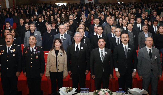 Mudanya tek yürek Atatürk'ü andı