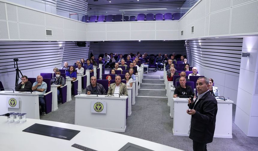 Buca Belediyesi zeytin budama eğitimi verdi
