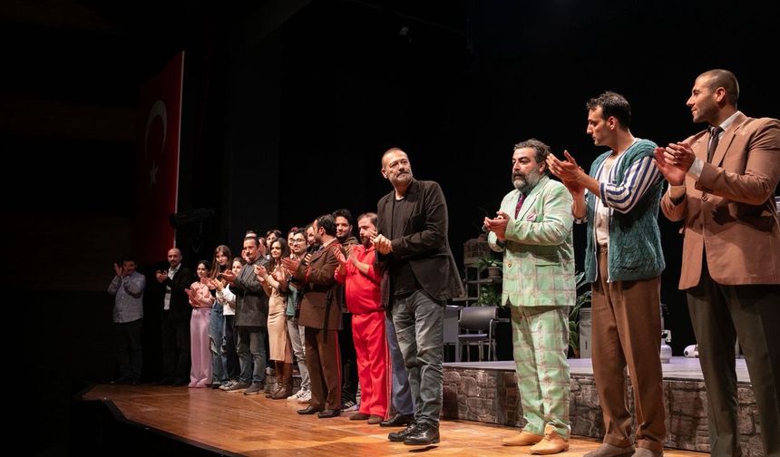 İzmir Şehir Tiyatroları sezonu yeni sahnesinde açtı