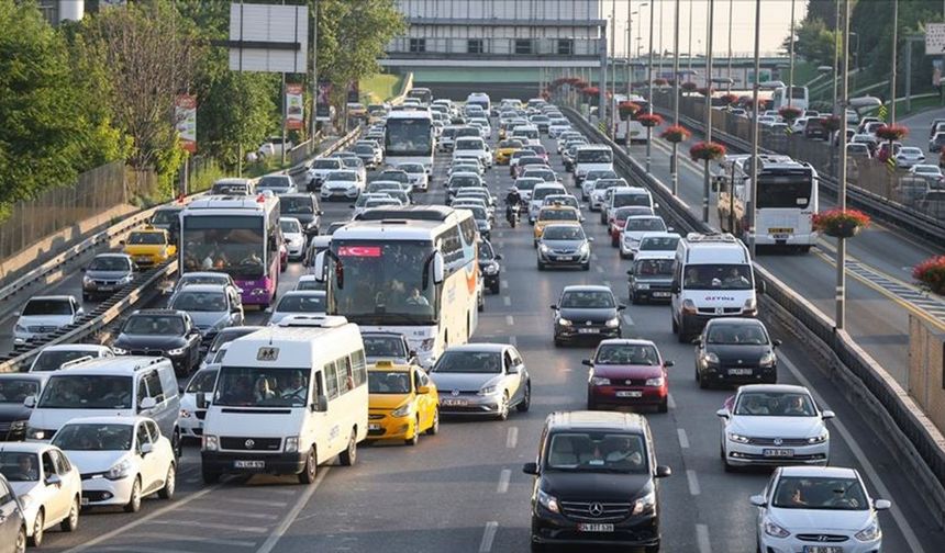 İzmir'de kayıtlı araç sayısı 2 milyon 60 bin 740 oldu