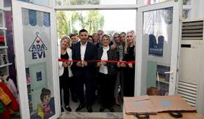 Kuşadası'nda çocukların yüzü 'Ada Kıyafet Evi̇' i̇le gülecek